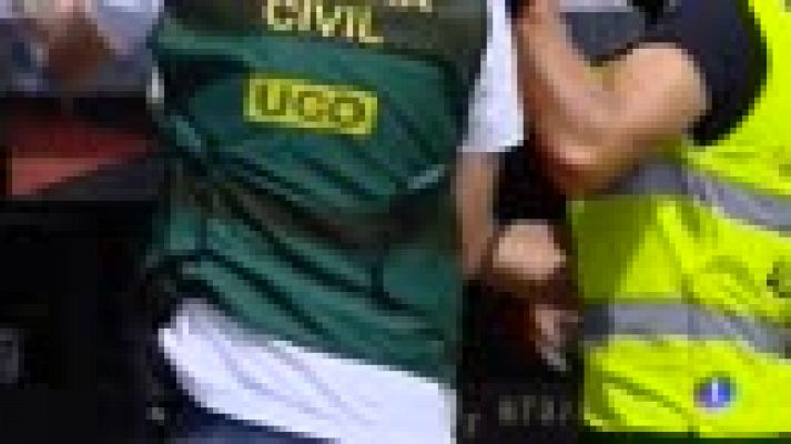 Telediario 1 - Llega a Canarias el barco con 2,5 toneladas de cocaína incautadas en la operación vinculada a los Charlines