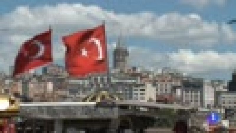 El Banco Central de Turquía inyecta liquidez para intentar sostener la lira