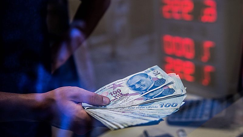 El Banco Central de Turquía inyecta liquidez para intentar sostener la lira