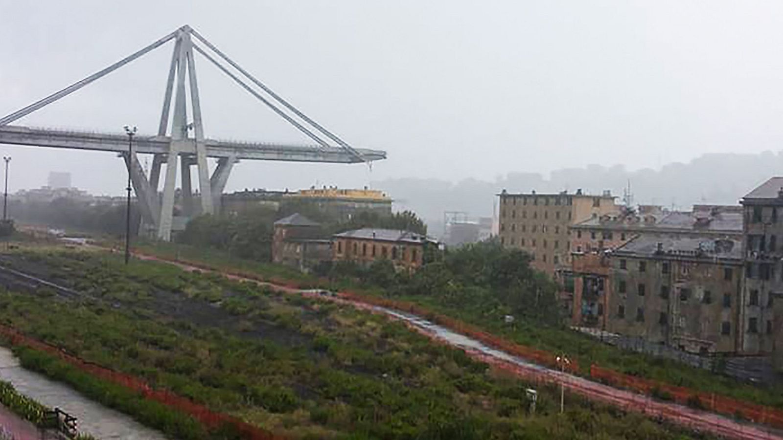 Se desploma un viaducto en Génova y varios vehículos caen al vacío