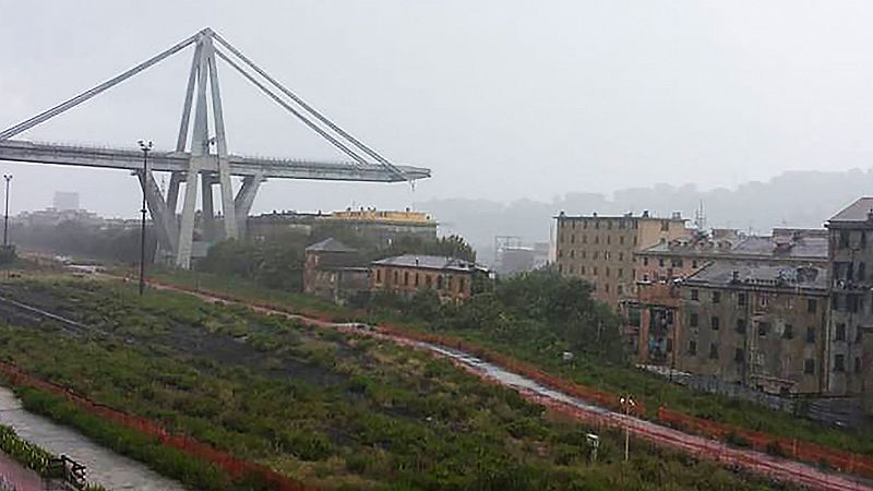 Se desploma un viaducto en Génova y varios vehículos caen al vacío
