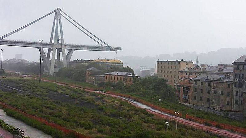 Se desploma un viaducto en Génova y varios vehículos caen al vacío