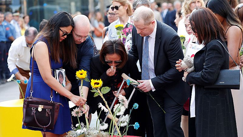 Familiares de las víctimas de los atentados en Cataluña realizan una ofrenda floral
