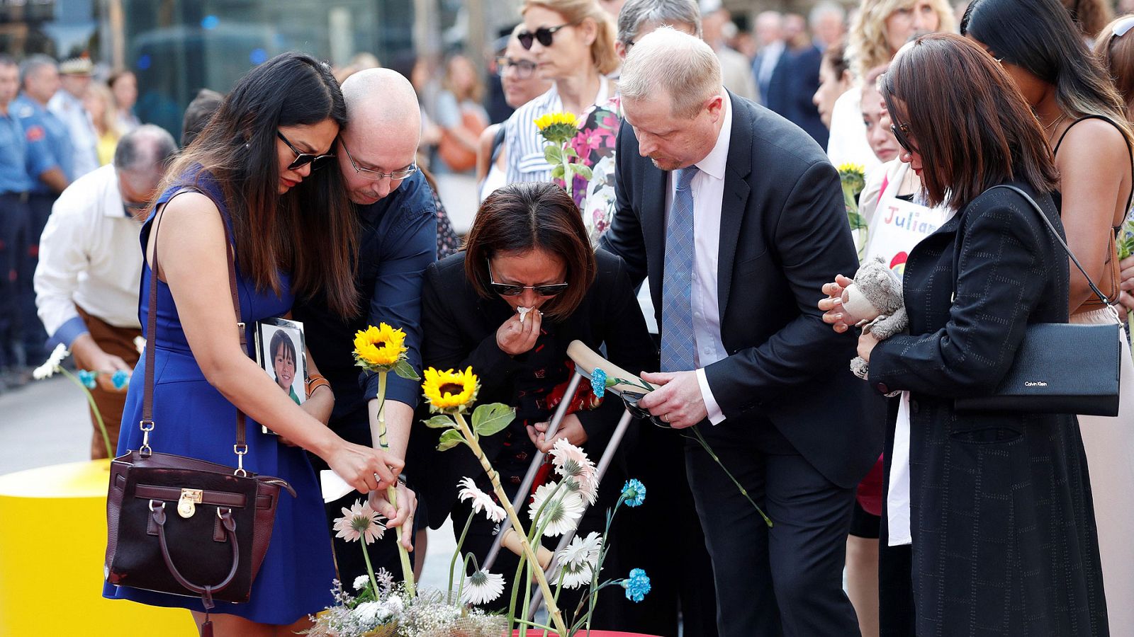 Familiares de las vctimas de los atentados en Catalua realizan una ofrenda floral