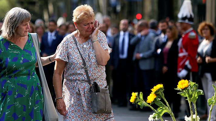 Los ciudadanos de Barcelona rinden homenaje a las víctimas