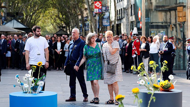 Los homenajes a las v�ctimas de los atantados del 17A en Barcelona y Cambrils arrancan con una ofrenda floral en La Rambla