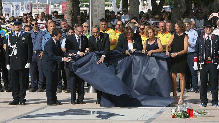 Cambrils homenajea a las víctimas de los atentados un año después