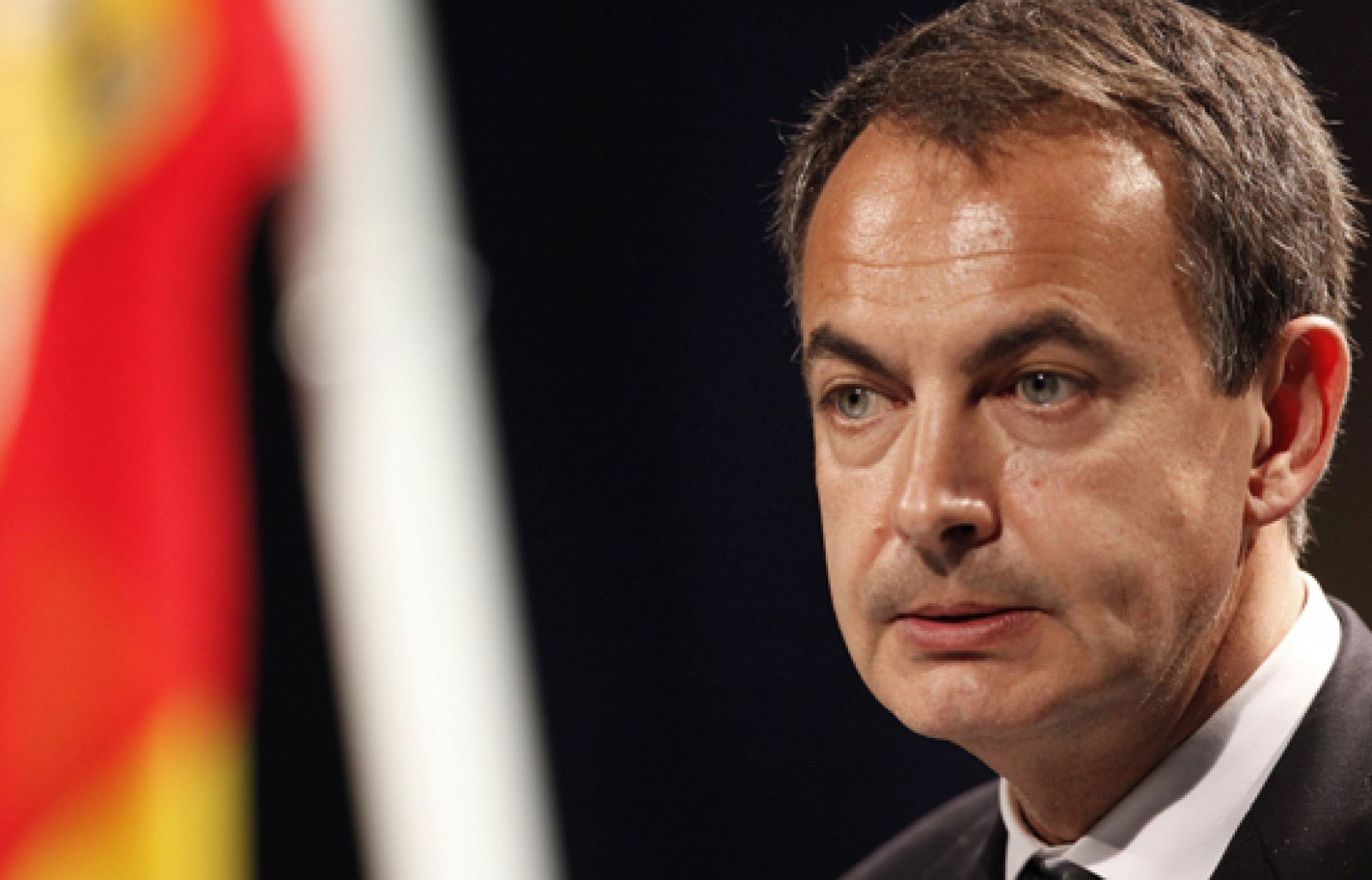 Rajoy anuncia que, de confirmarse la remodelación del gobierno, pedirá explicaciones a Zapatero en el Congreso. Ni gobierno ni Partido Socialista han querido hoy entrar en el asunto, de hecho algunos ministros y altos cargos del partido han desconvocado los actos que tenían en la agenda de hoy. 