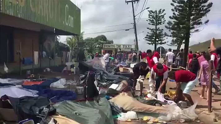 1.200 venezolanos abandonan Brasil después de que habitantes de Pacaraima destrozaran su campamento