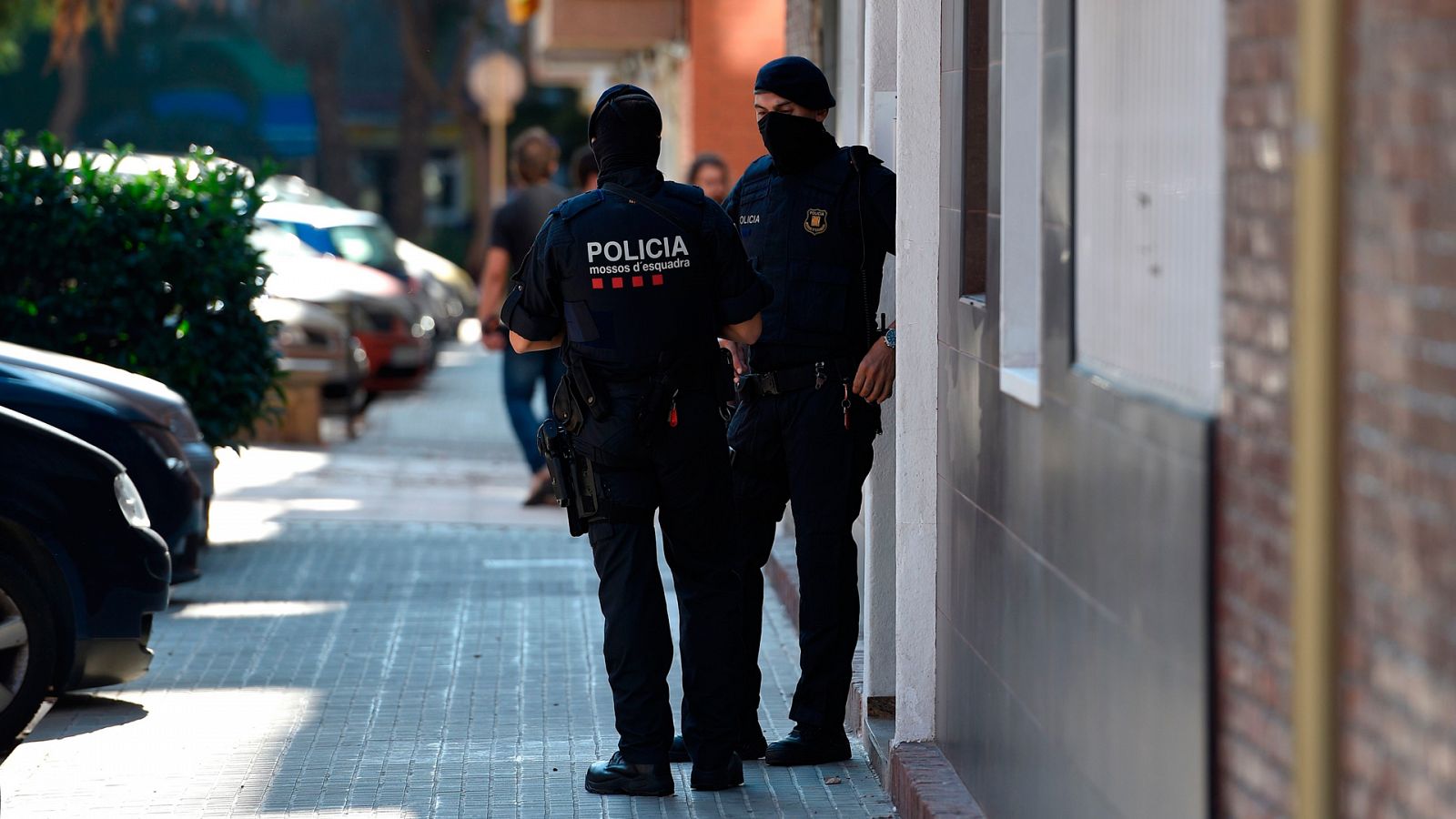 La Mañana - Abatido un hombre armado que pretendía atacar la comisaría de Cornellà