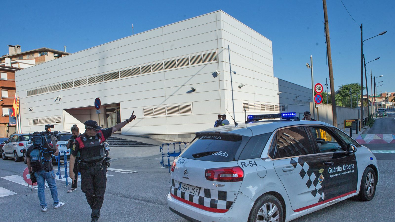 Informativo 24h: Abatido un hombre armado al intentar atacar la comisaría de Cornellà al grito de "Alá es grande" | RTVE Play