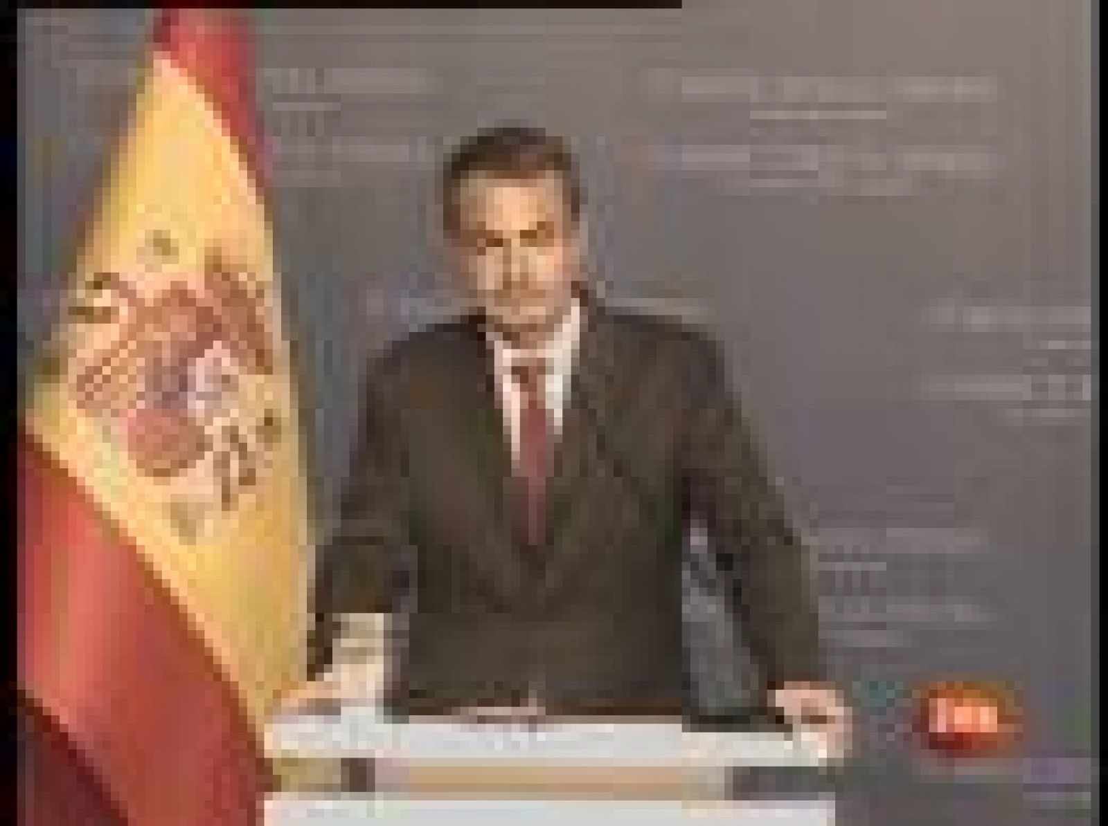 José Luis Rodríguez Zapatero ha sido preguntado en Turquía por la posible remodelación de su Gobierno y ha respondido que no hablará de ese asunto "fuera de España". El presidente ha adelantado su regreso para estar este martes en Madrid (07/04/09).
