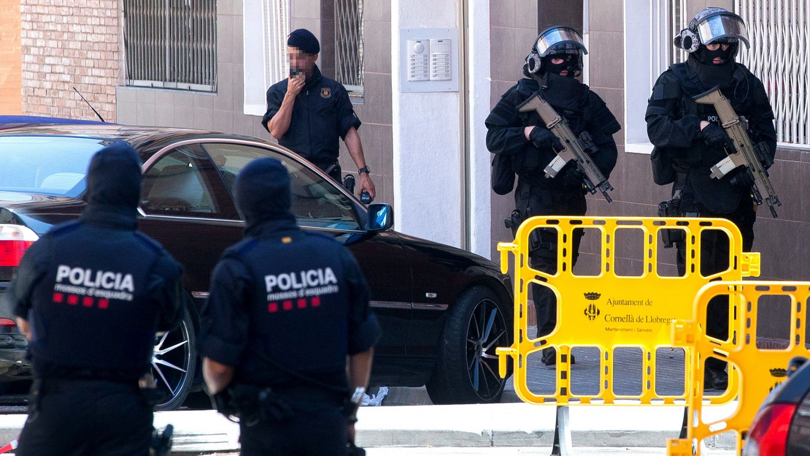 Los Mossos d'Esquadra tratan como un "atentado terrorista" el ataque en la comisaría de Cornellà de Llobregat (Barcelona), en el que un hombre ha sido abatido tras entrar armado con un cuchillo y abalanzarse contra una agente con una voluntad "claram