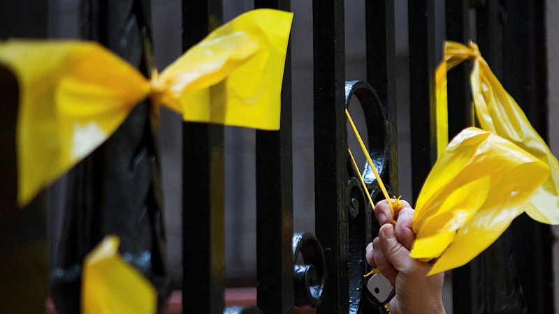 La fiscal general no ve indicios de delito en poner ni retirar símbolos como los lazos amarillos