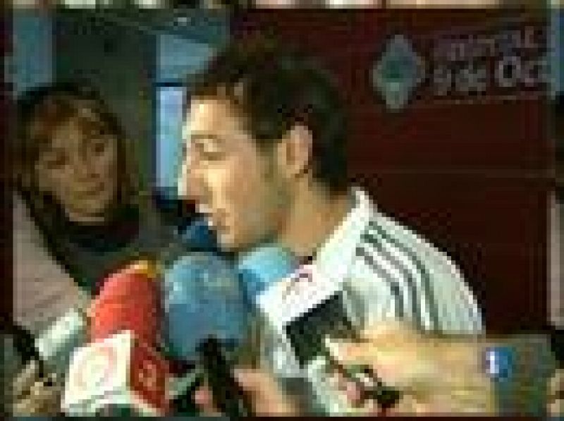 Santi Cazorla intentará apoyar al Villarreal desde la grada. El jugador del 'submarino amarillo' se rompió el peroné ante el Almería.