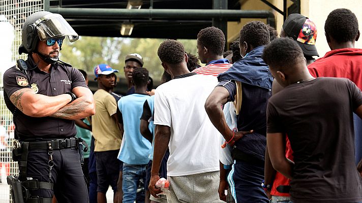 Siete guardias civiles heridos en un nuevo asalto a la valla de Ceuta