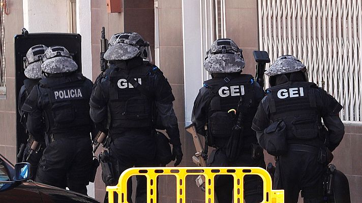 Telediario 1 - Sindicato pide condecorar a la mossa de Cornellà