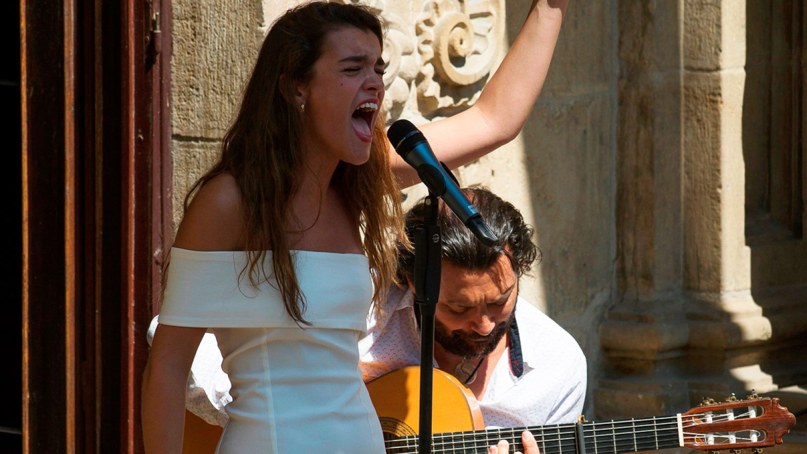 Amaia Romero inaugura el festival Flamenco on Fire  con un recital desde el balcón del Consistorio pamplonés | Ver