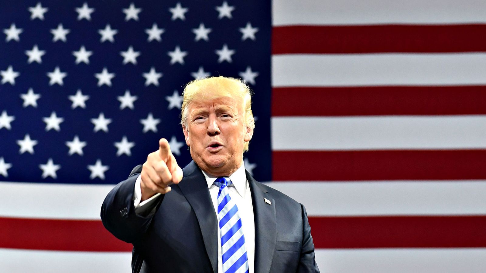 Trump defiende que el dinero para pagar por su silencio a dos mujeres era suyo