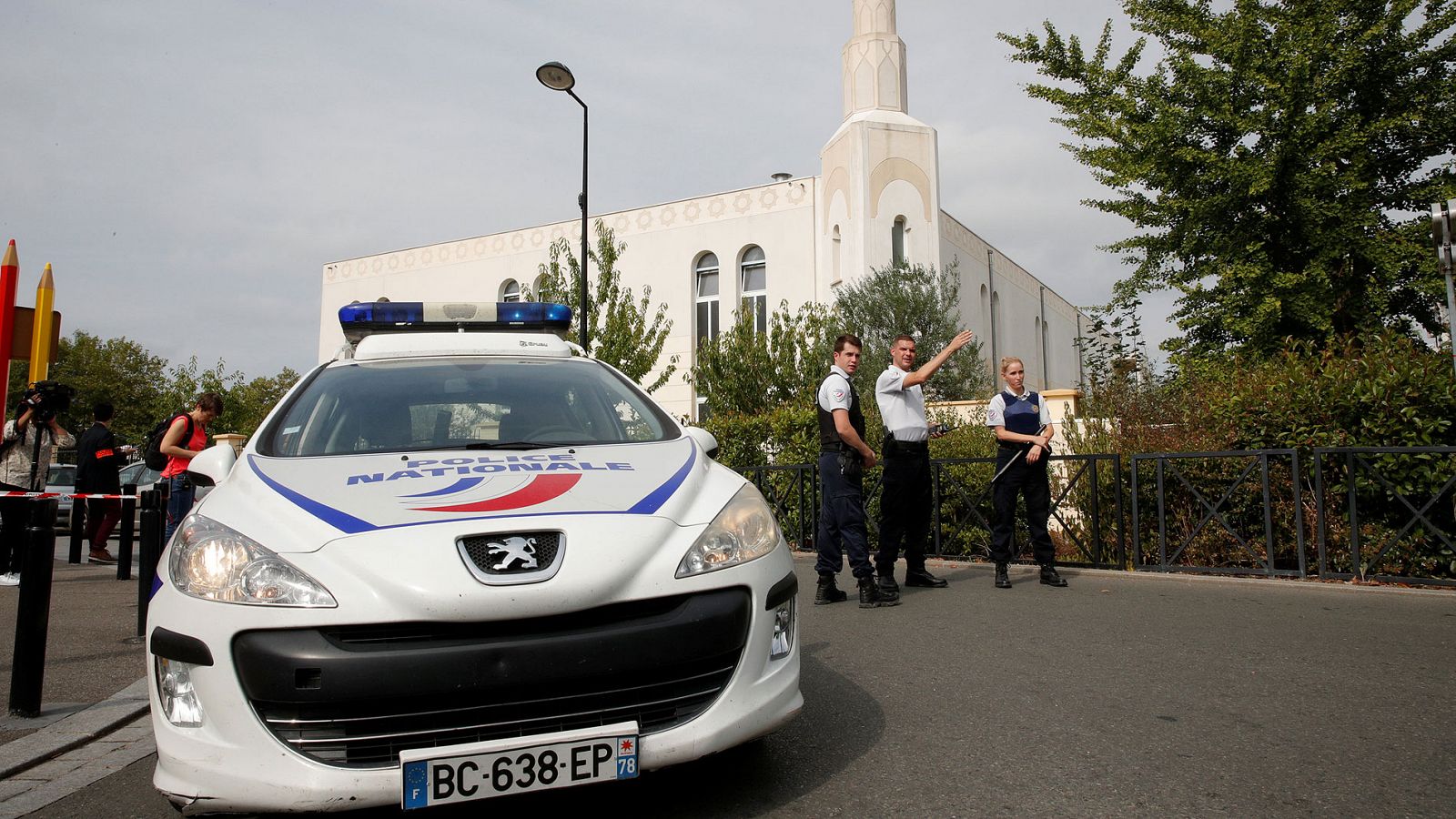 Francia | Al menos un muerto en un ataque con cuchillo cerca de París