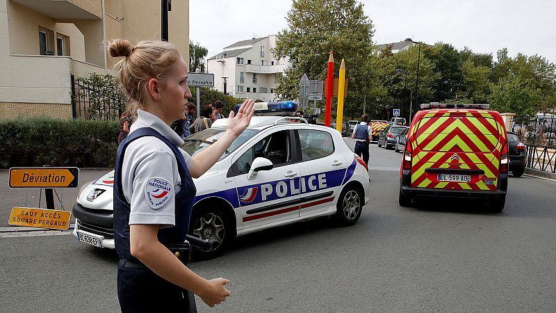 Al menos dos muertos en un apuñalamiento cerca de París