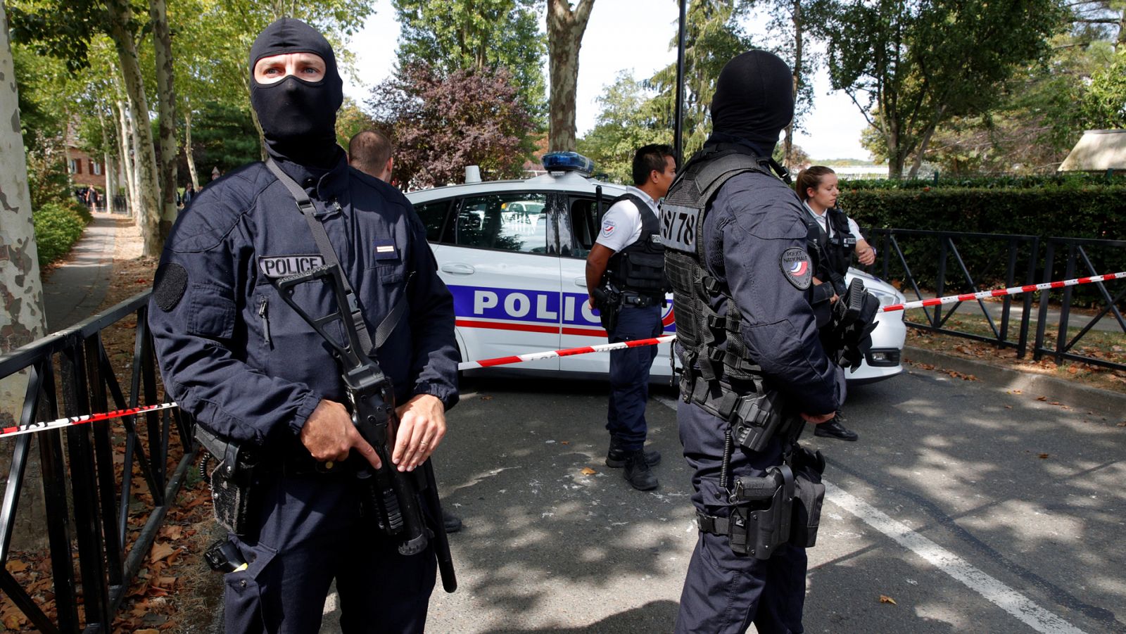 Telediario 1: Un ataque con un cuchillo en un suburbio de París deja dos muertos y un herido grave | RTVE Play