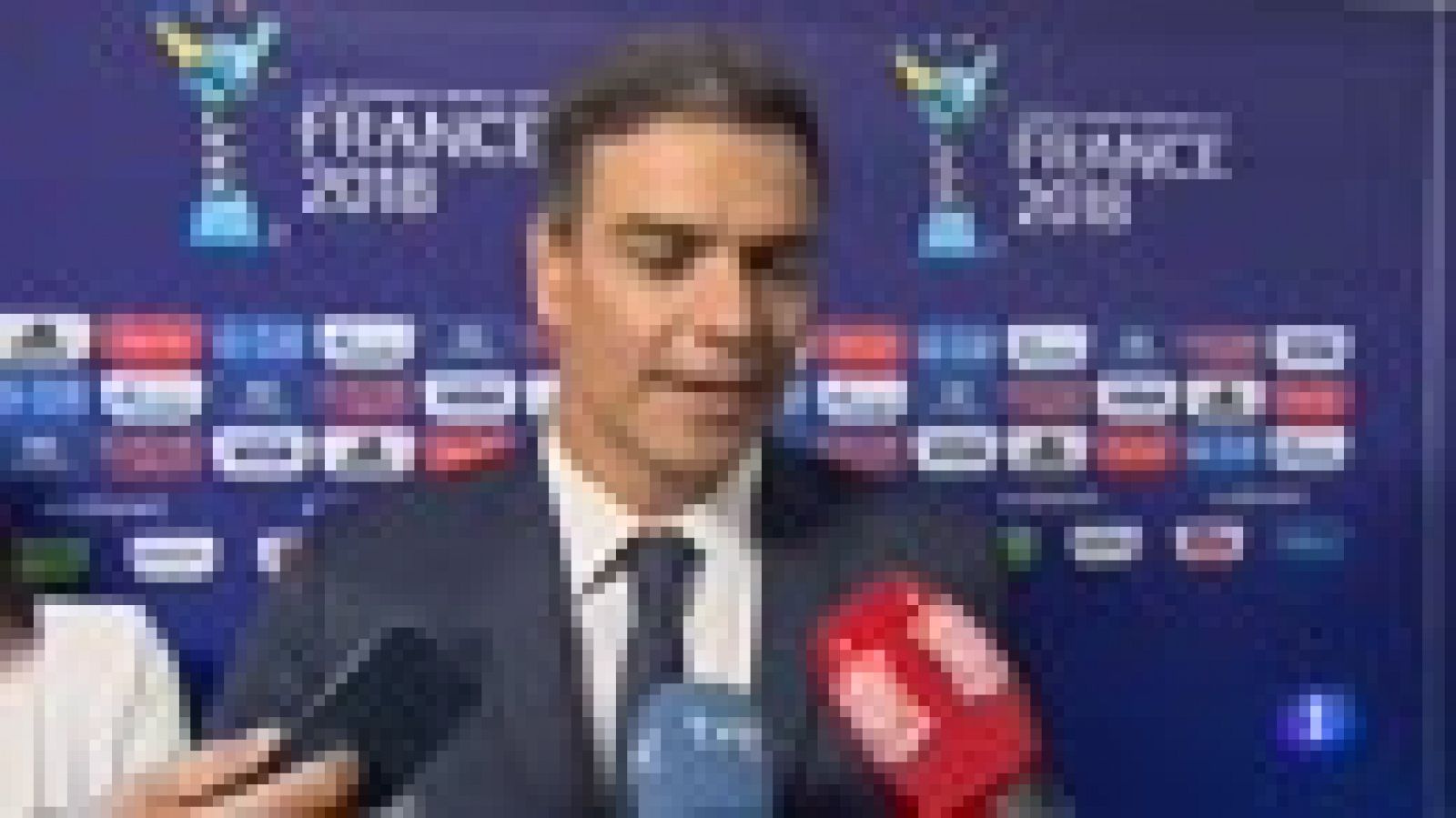 Pedro Sánchez muestra ante la selección sub-20 "el orgullo de todo el país" | Ver