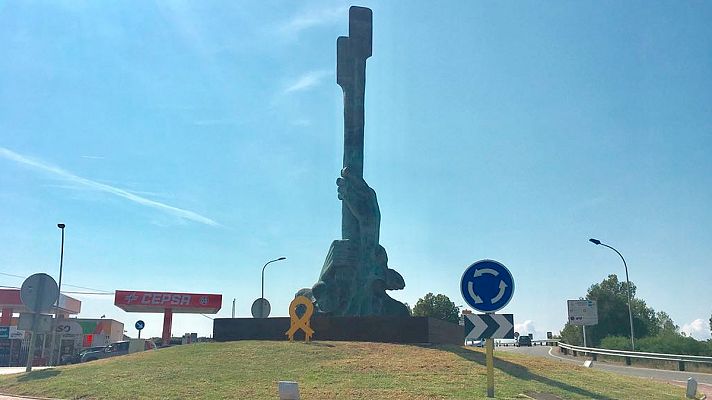 Identificadas ocho personas, entre ellas el periodista y escritor Arcadi Espada, por pintar una bandera española sobre un lazo amarillo