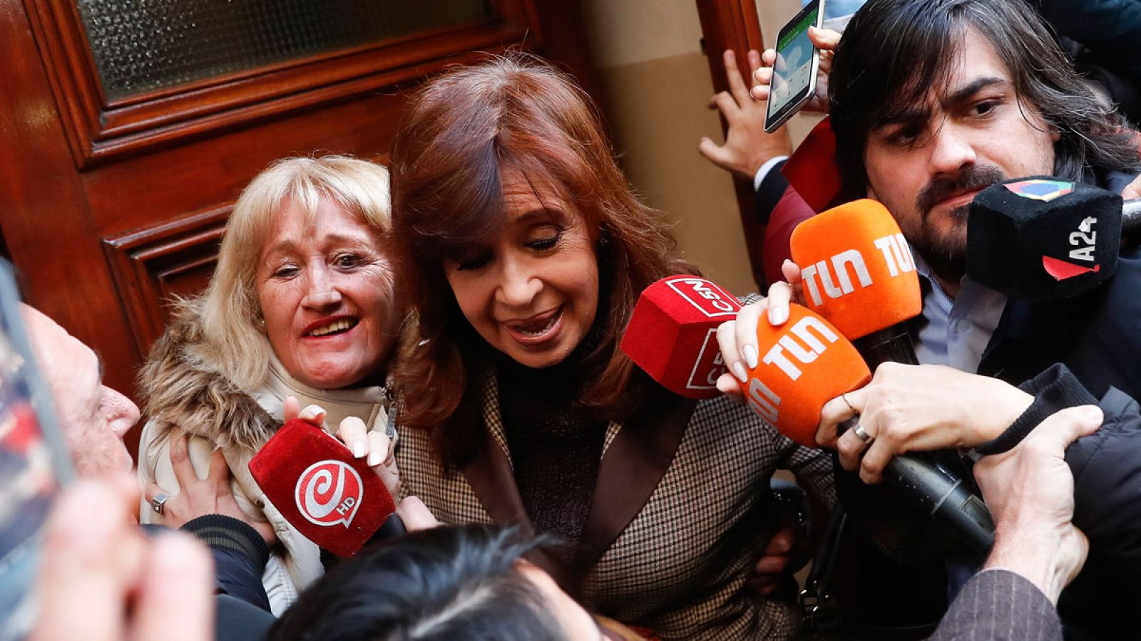 Telediario 1: Los Kirchner eran los "verdaderos beneficiarios" de la supuesta red de sobornos, según el juez del caso | RTVE Play