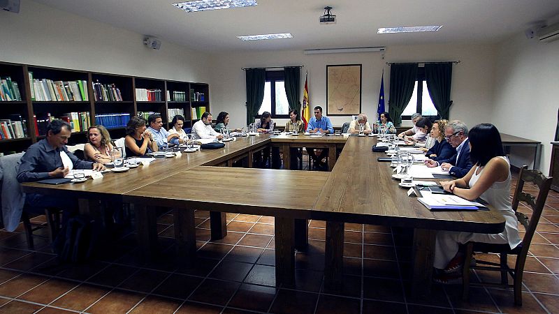 Sánchez reúne a sus ministros de manera informal para tratar temas del nuevo curso político