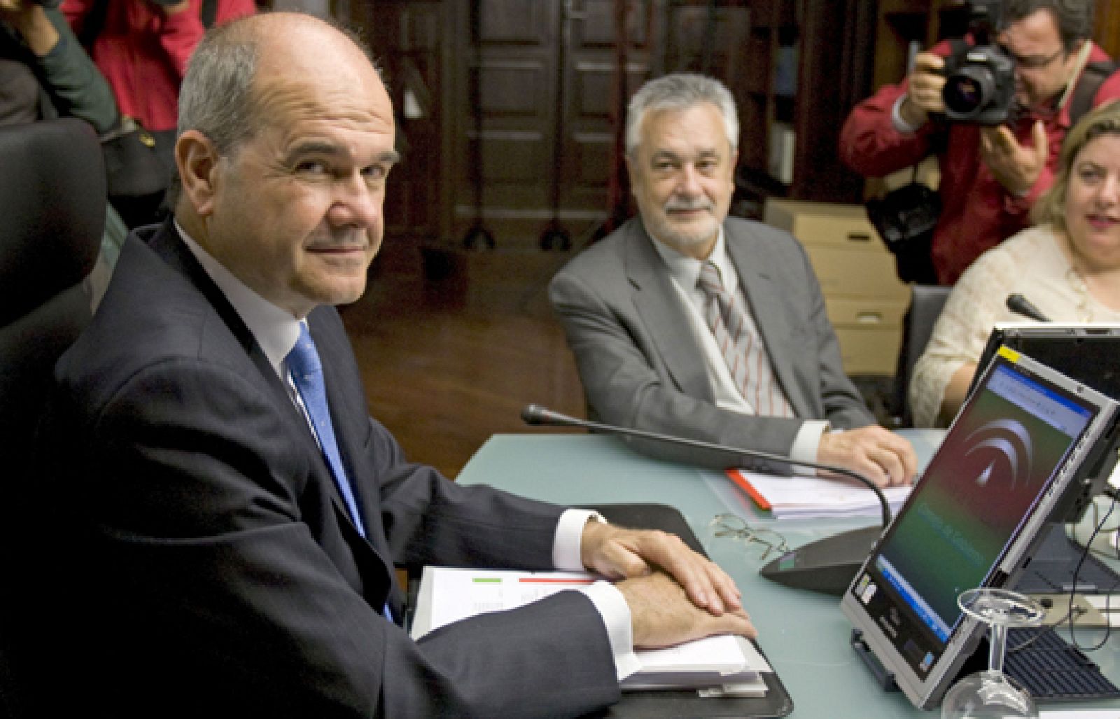 A su término ha ido al Parlamento a entregar su renuncia como diputado regional. 