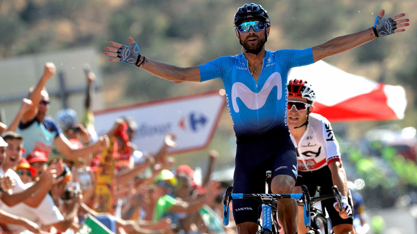 El ciclista español Alejandro Valverde (Movistar Team) ha logrado  este domingo el triunfo en la segunda etapa de la Vuelta a España  2018, sobre un recorrido ligeramente montañoso de 163,5 kilómetros,  con salida en Marbella y meta final en la local
