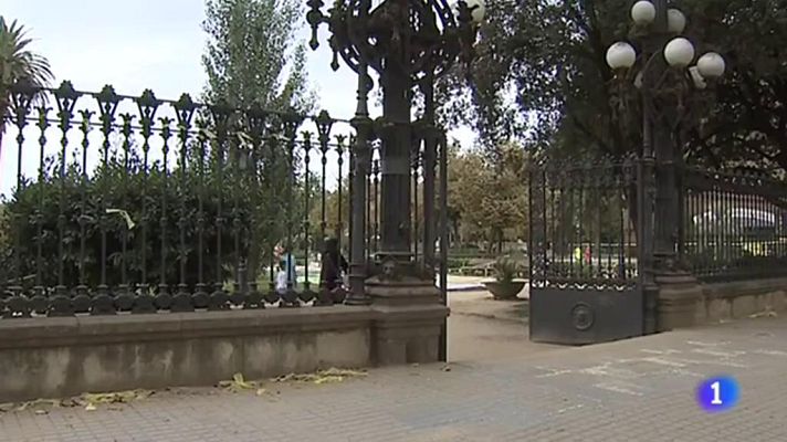 Telediario 1 - Sigue la polémica sobre la causa de la agresión a una mujer que retiraba lazos amarillos en Barcelona