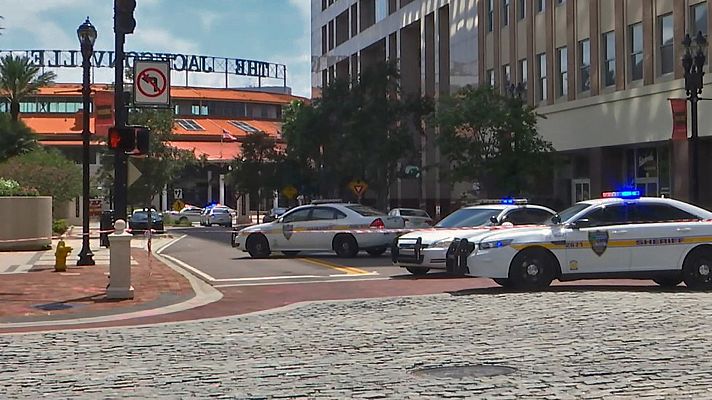 Informativo 24h - Varios muertos en un tiroteo en un centro comercial de Jacksonville, Florida
