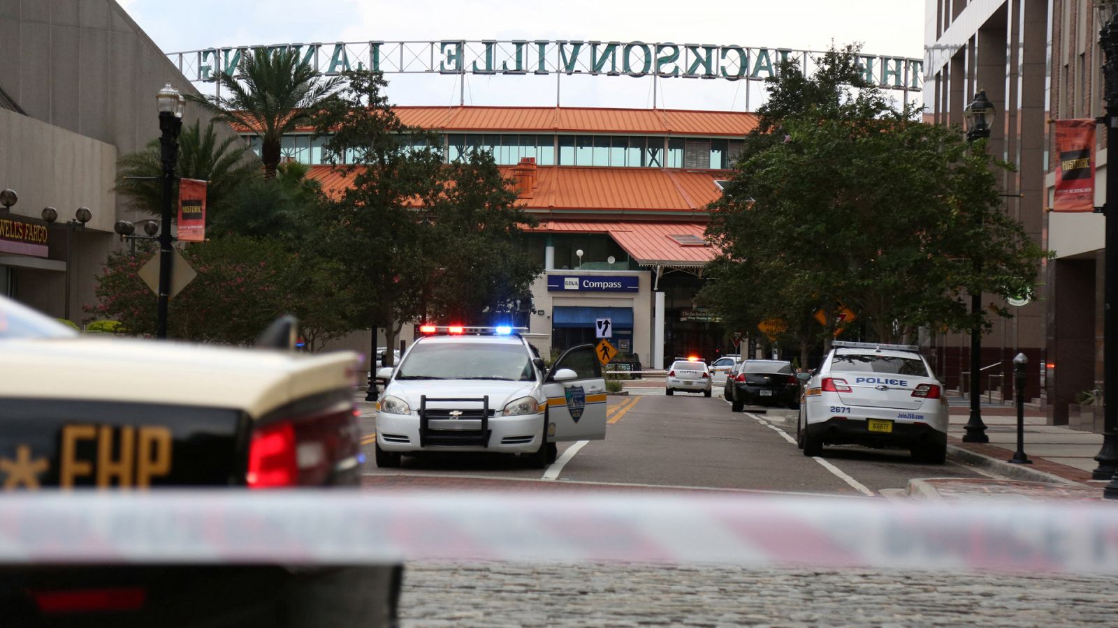 La Mañana - Dos muertos y 11 heridos en un tiroteo en Jacksonville
