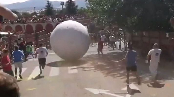 Telediario 1 - Herido muy grave un joven al ser aplastado en el boloencierro de Mataelpino (Madrid)