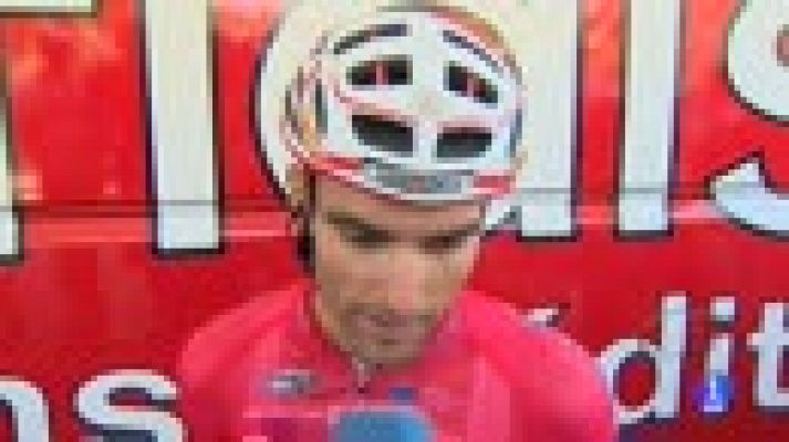 Vuelta 2018 | El pelotón de la Vuelta aplaude a Marco Scarponi y a su lucha internacional