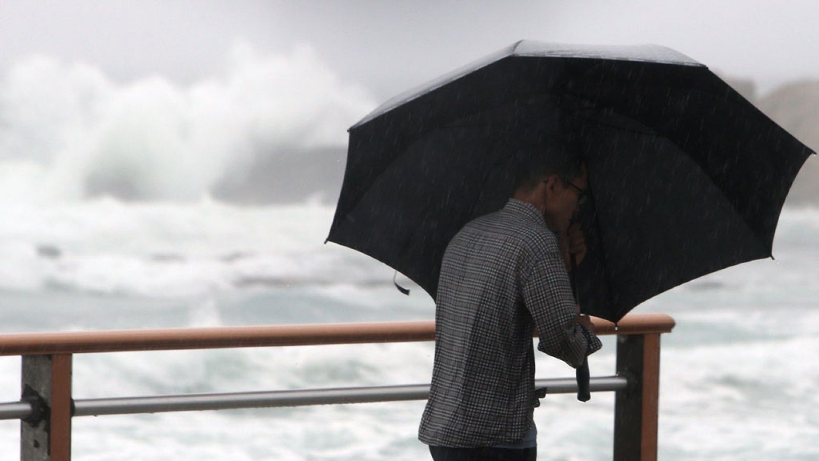 Chubascos vespertinos y temperaturas máximas en ligero descenso