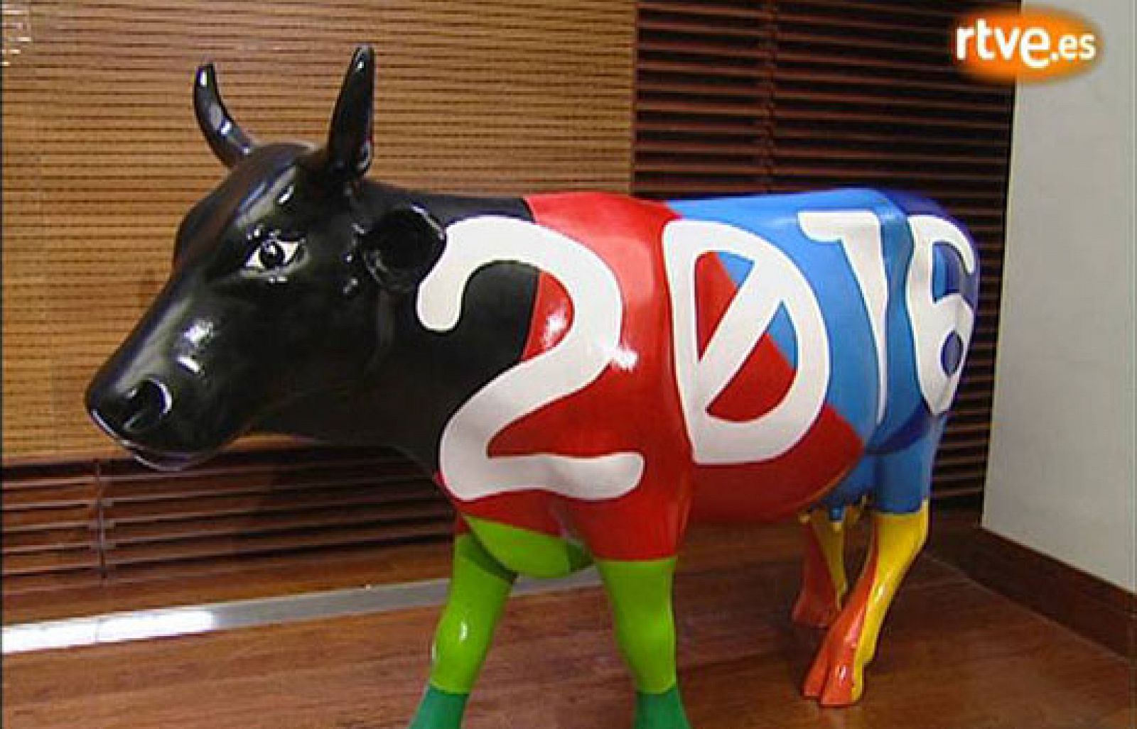 La vaca que hasta hace poco decoraba la Puerta de Alcalá, se ha convertido en el amuleto de la suerte de la candidatura olímpica de Madrid 2016.