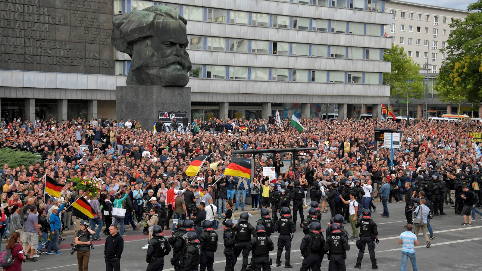 Telediario 1: Nuevos disturbios en Sajonia entre radicales xenófobos y manifestantes izquierdistas  | RTVE Play