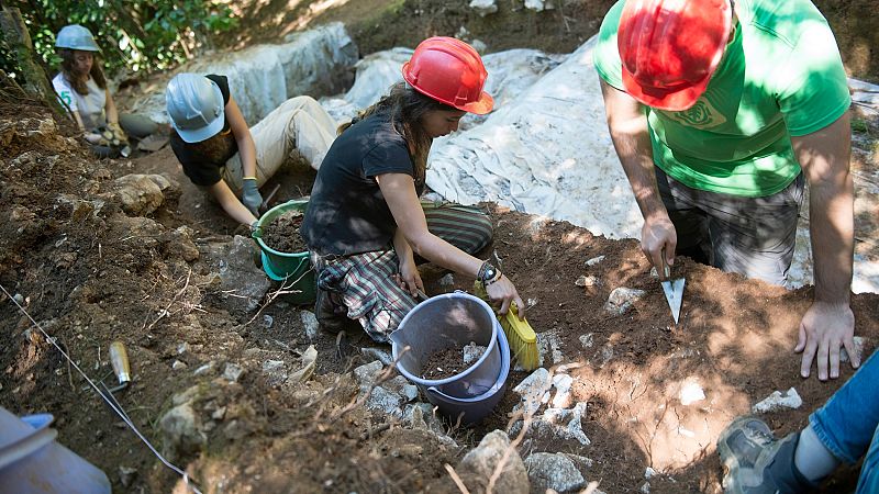 Las excavaciones en la cueva de La Garma, en Cantabria han revelado un asentamiento de más de 300.000 años de antiguedad. Es un yacimiento único, que aportará datos sobre la forma de vida de los primeros pobladores del área cantábrica, y también sobr