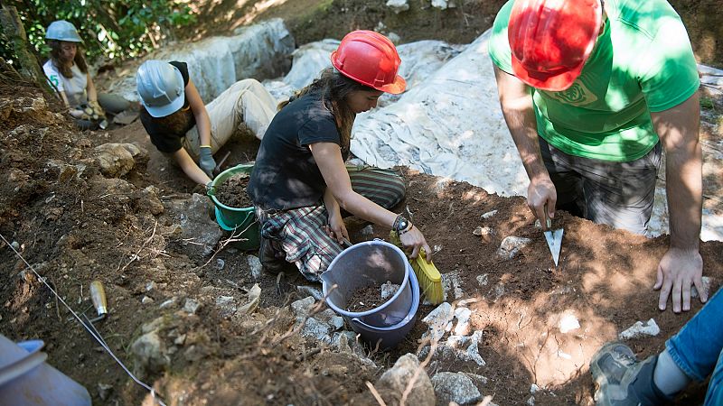 Las excavaciones en la cueva de La Garma, en Cantabria han revelado un asentamiento de más de 300.000 años de antiguedad. Es un yacimiento único, que aportará datos sobre la forma de vida de los primeros pobladores del área cantábrica, y también sobr