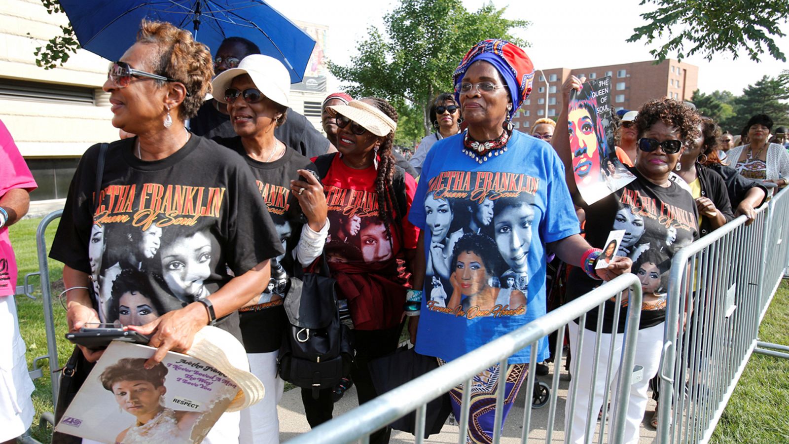 Miles de personas esperan a las puertas del museo para despedirse de la Reina del Soul