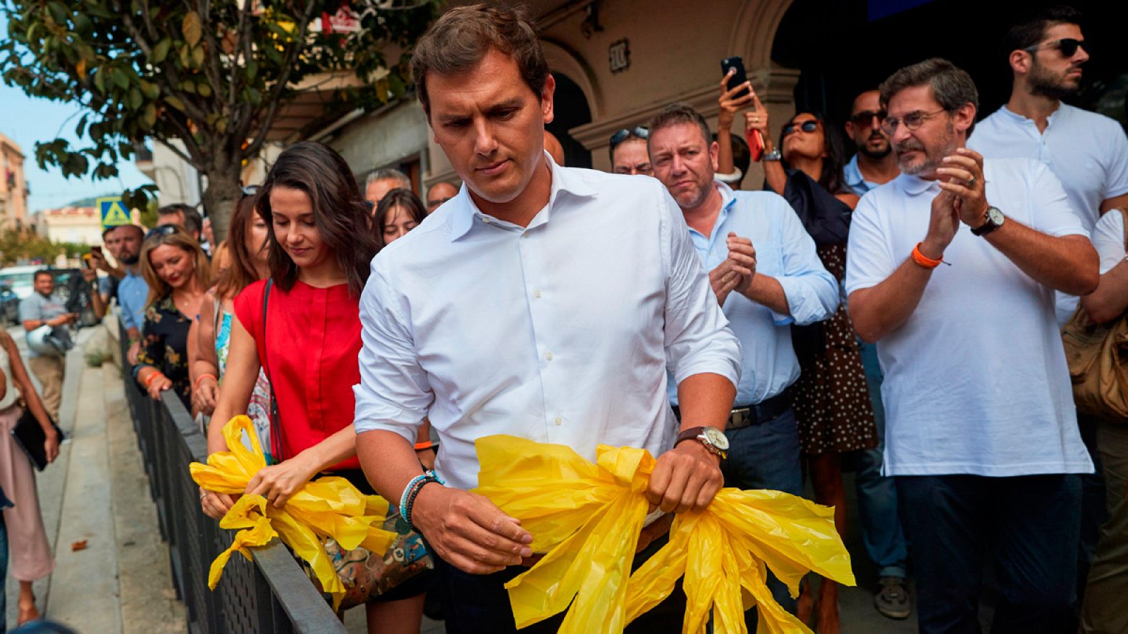 El presidente de Ciudadanos, Albert Rivera, y la líder del partido en Cataluña, Inés Arrimadas, han retirado este miércoles lazos amarillos de una valla en la localidad barcelonesa de Alella.En una de las calles de la población, los dirigentes del pa