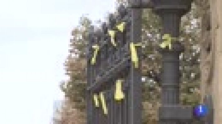 Telediario 1 - Detenido el presunto agresor de la mujer que retiraba lazos amarillos en Barcelona por un delito de odio y lesiones