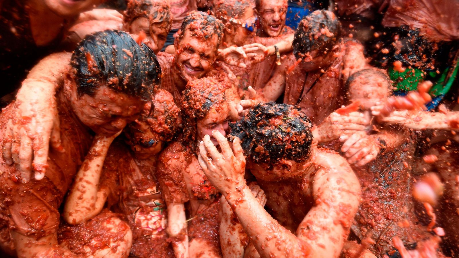 Tomatina de Buñol | Más de 20.000 personas lanzan 145.000 kilos de tomate