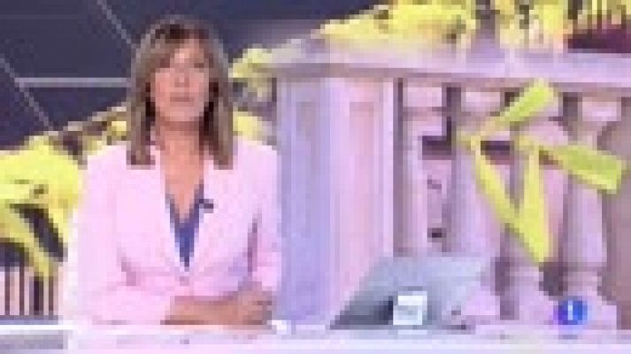 Telediario 1 - Centenares de personas participan en la concentración de Cs para apoyar a la mujer agredida por quitar lazos