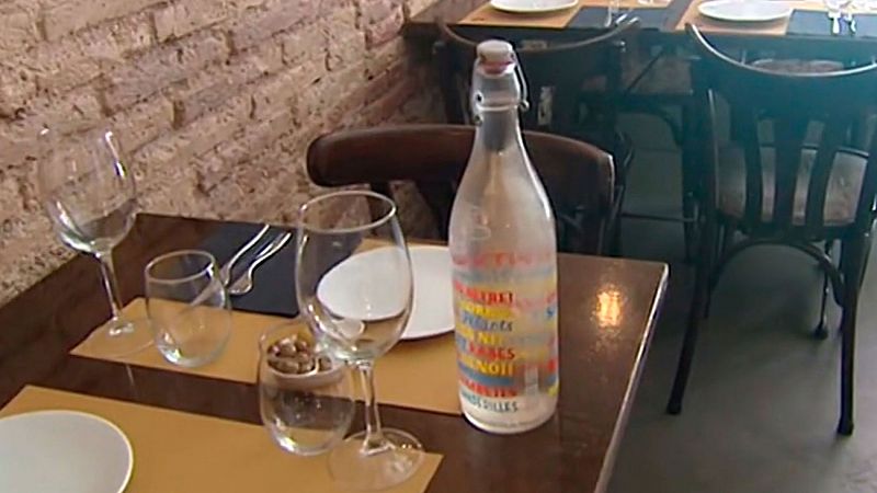 La OCU pide que se obligue a los bares a dar agua del grifo gratis