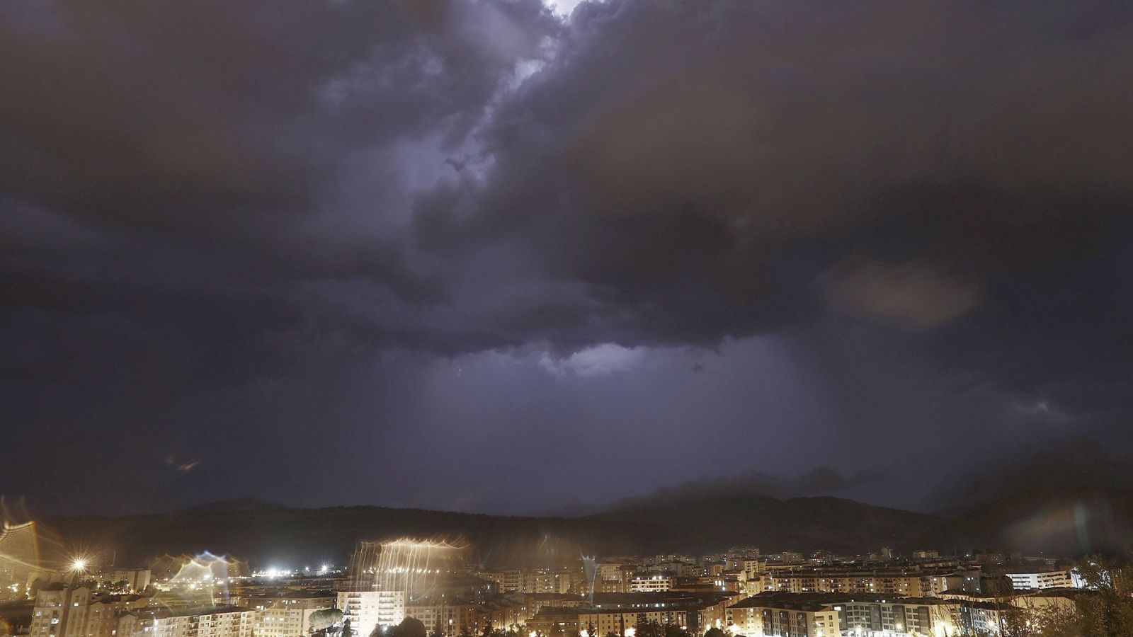 El tiempo: Chubascos y tormentas localmente fuertes en el litoral catalán, y este del sistema Ibérico y Pirineos. | RTVE Play