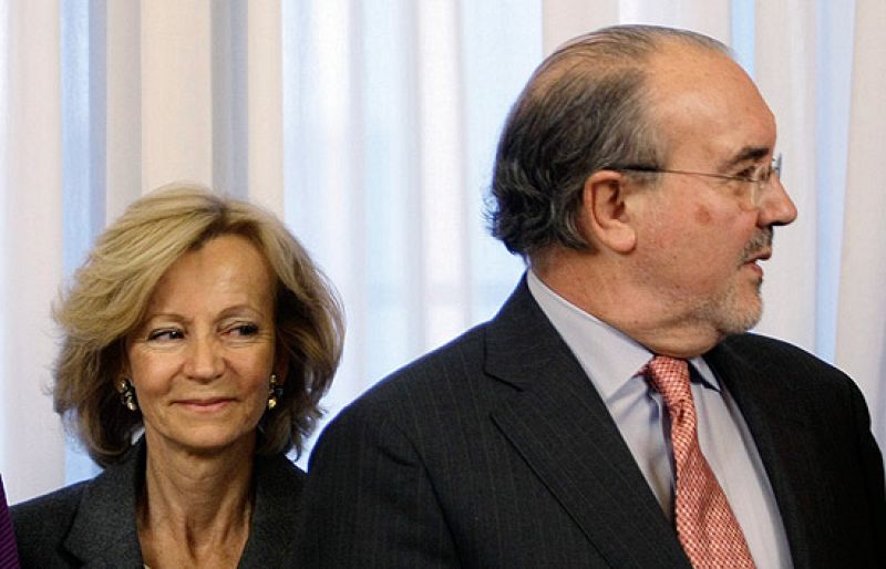 La nueva ministra de Economía y Hacienda y vicepresidenta segunda del Gobierno, Elena Salgado, ha contestado en exclusiva a las preguntas de TVE y ha asegurado que la cartera que le ha pasado Solbes no pesa porque la llevan entre todos los mimebros d